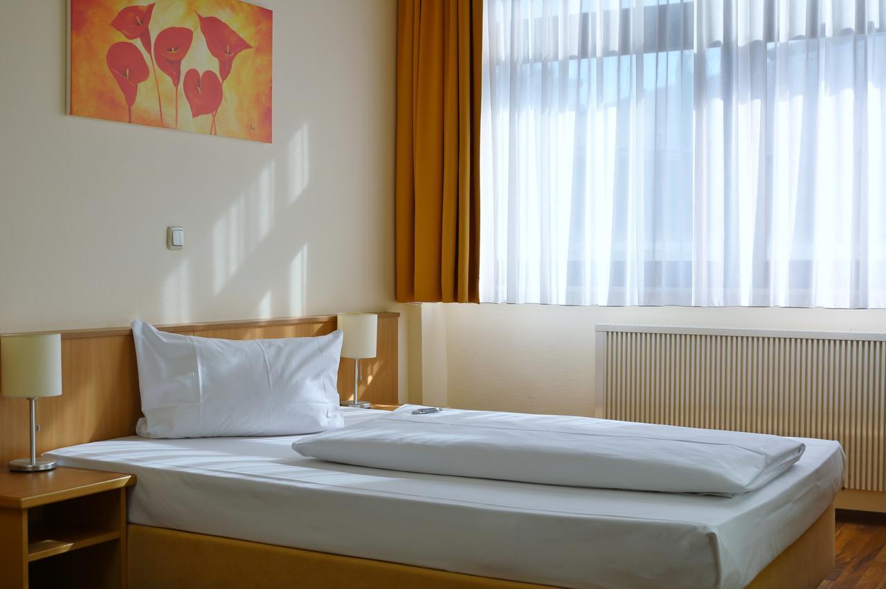Hotel Zur Rebe ฮ็อคไฮม์ อัม ไมน์ ภายนอก รูปภาพ